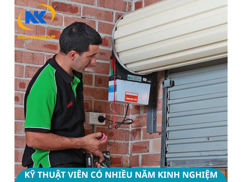 Kỹ thuật viên sửa chữa cửa cuốn 