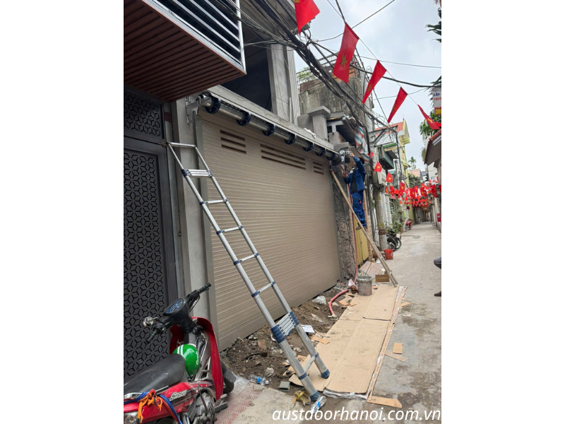 lắp đặt cửa cuốn xuyên sáng Austdoor